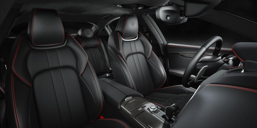 Интерьер Maserati Ghibli Nerissimo 2017 года  (NA) (фото 5 из 6)